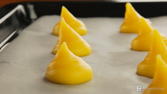 DurianPuff-process-of-pipping-choux-pastry-to-bake