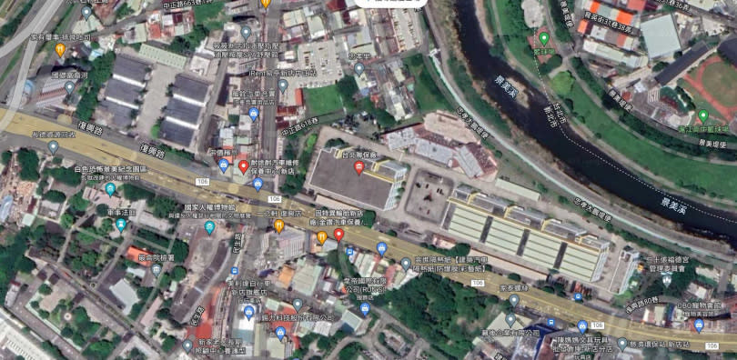 台北聯保廠（圖右上方）廠址緊鄰景美溪，地主本想在此種田維生卻遭軍方低價徵收。（圖／翻攝google街景）