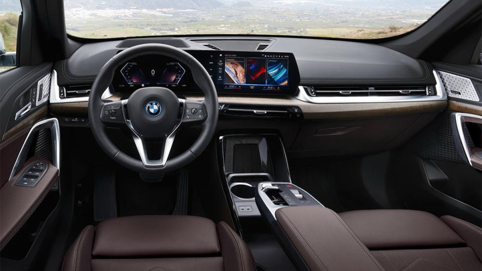 圖／2023 BMW iX1 xDrive30 xLine搭載懸浮式曲面螢幕、BMW iDrive 8.0使用者互動介面，讓車主每次上車皆能享受客製化的專屬體驗。
