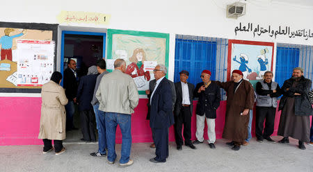 Voters queue at a polling station during the municipal elections in Tunis, Tunisia, May 6, 2018. REUTERS/Zoubeir Souissi