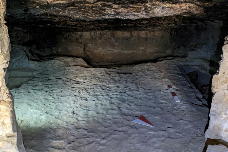 Photo diffusée par le ministère égyptien du Tourisme et des Antiquités, le 24 juin 2024, du site où 33 tombes anciennes ont été découvertes à l'ouest d'Assouan, dans le sud de l'Égypte (-)