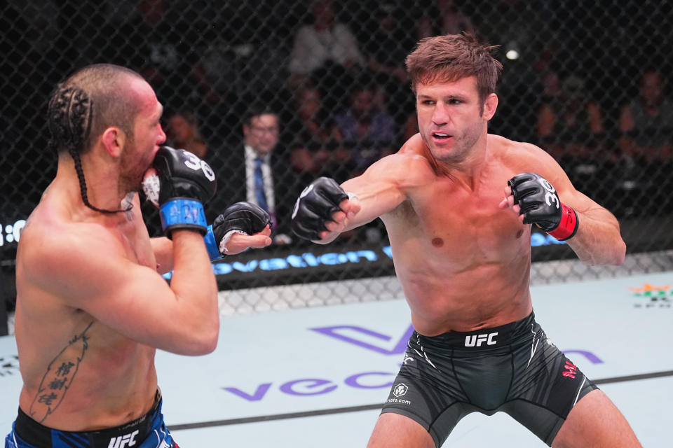 LAS VEGAS, NEVADA – 15 DE JULIO: (RL) Alexander Muñoz golpea a Carl Deaton en su pelea de peso ligero durante UFC Fight Night en UFC APEX el 15 de julio de 2023 en Las Vegas, Nevada.  (Foto de Jeff Bottari/Zuffa LLC a través de Getty Images)