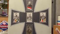 Die kleinen Bilder von Carl Erdmann aus gewebter Seide zeigten fünf deutsche Staatsmänner: Kaiser Wilhelm, Friedrich III., Wilhelm II., Otto von Bismarck und Helmut von Moltke. (Bild: ZDF)