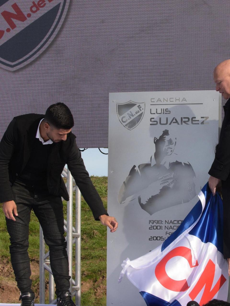 Suarez opened the new training pitch alongside Nacional president Jose Luis Rodriguez (AFP/Getty Images)