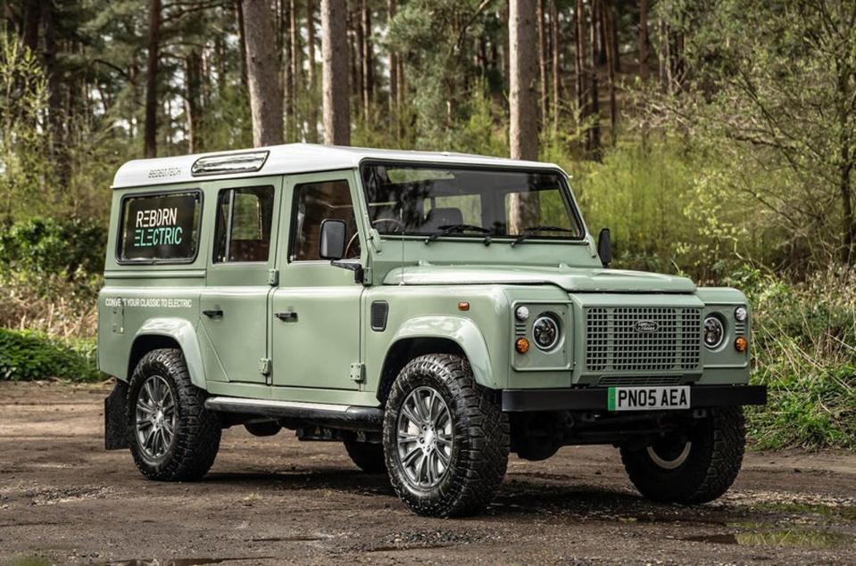 英國工程公司Bedeo推出了一款電動版的Land Rover Defender 110，這款車獨特地配備了四個輪轂馬達，據說其重量僅略高於原始的Defender 110。