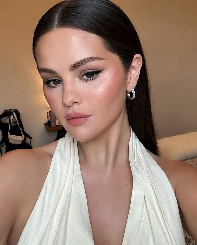 Selena Gomez con maquillaje 'soft cat eye'