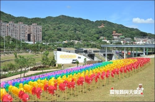 《新竹新埔美食景點》2014新埔柿餅節．味衛佳觀光果園曬柿餅．新埔客運對面板條炒大腸．新北三鶯陶花源彩虹風車一日遊