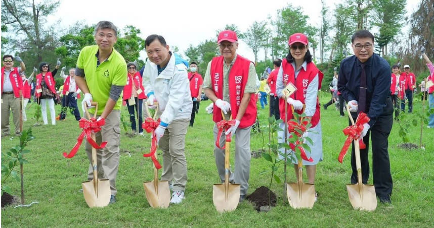 台新金董事長吳東亮（左三）與夫人彭雪芬（右二）16日現身台東｢公益植樹共好計畫｣活動。（圖／台新金提供）