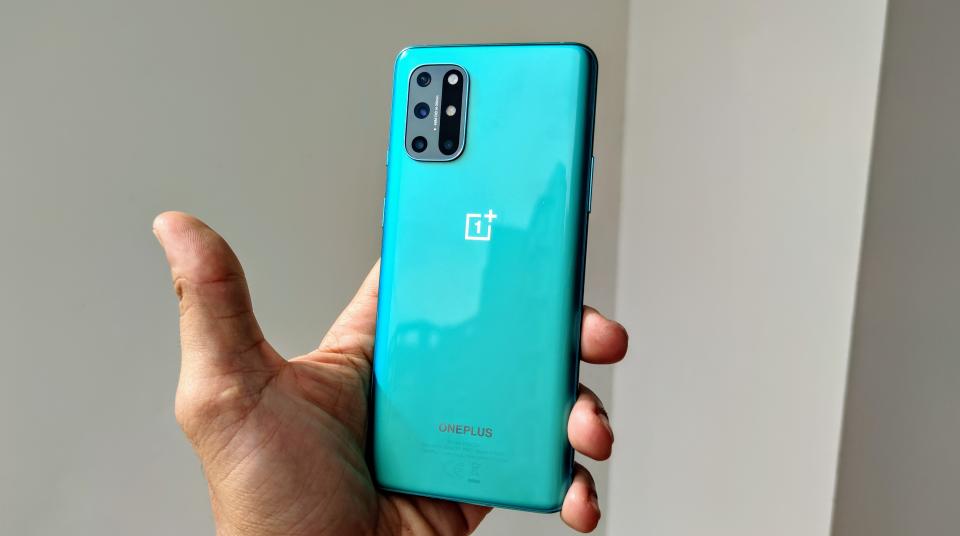 Oneplus 8T. (PHOTO: Paolo Lacuna/Yahoo Lifestyle SEA)