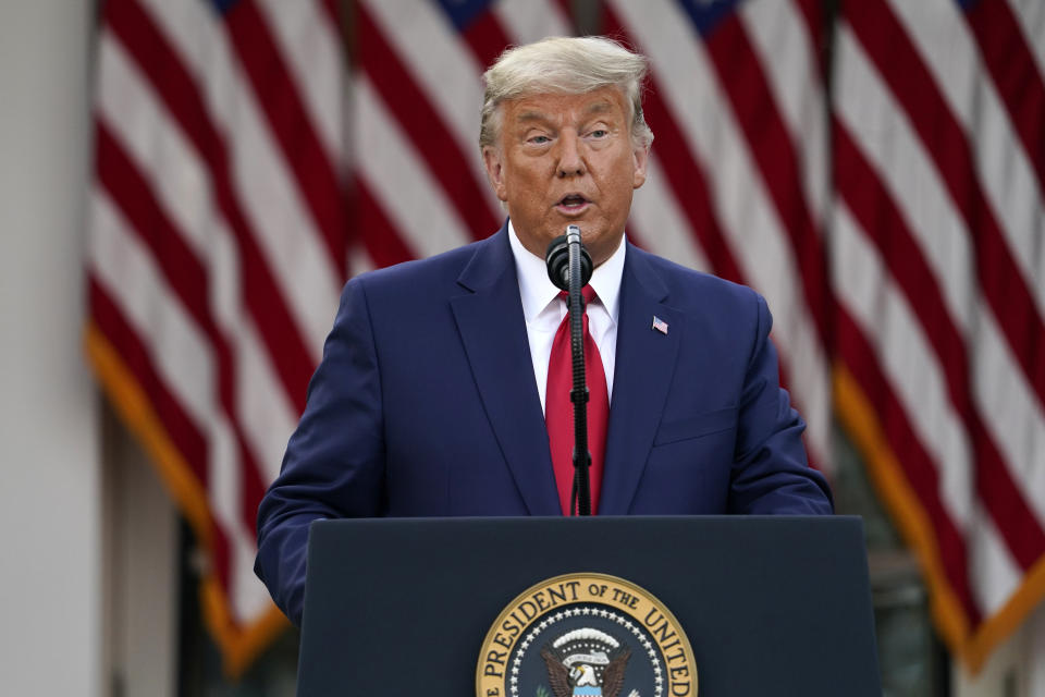 El presidente Donald Trump pronuncia un mensaje en el Rosedal de la Casa Blanca en Washington, el viernes 13 de noviembre de 2020. (AP Foto/Evan Vucci)