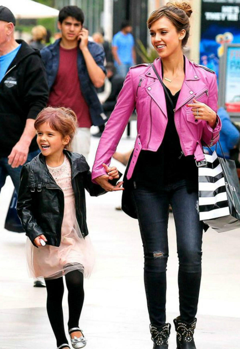 <p>A veces no es necesario coincidir en los colores para ir perfectamente conjuntadas. Jessica Alba y su hija Honor Marie son el mejor ejemplo con sus looks rockeros. (Foto: Gtres). </p>