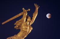 <p>A blood moon rises next to the statue of Nike, the goddess of victory, during a complete lunar eclipse in Warsaw, Poland, Friday, July 27, 2018. (Photo: Alik Keplicz/AP) </p>