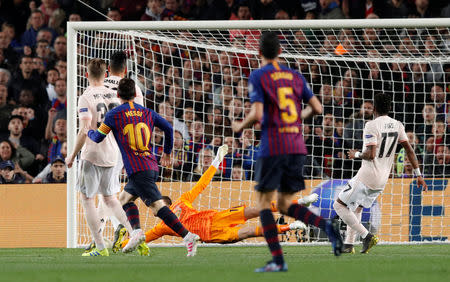 Foto del martes del delantero de Barcelona Lionel Messi marcando el primer gol de su equipo ante Manchester United. Abr 16, 2019 REUTERS/Albert Gea