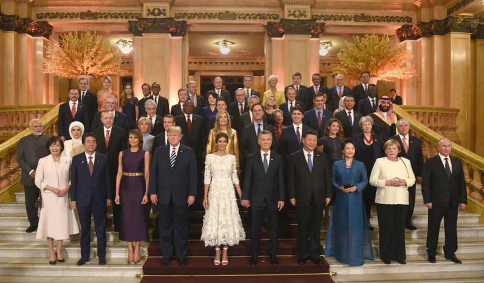 Die Kanzlerin hat es doch noch aufs Gruppenfoto des G20-Gipfel in Buenos Aires geschafft (Bild: dpa)