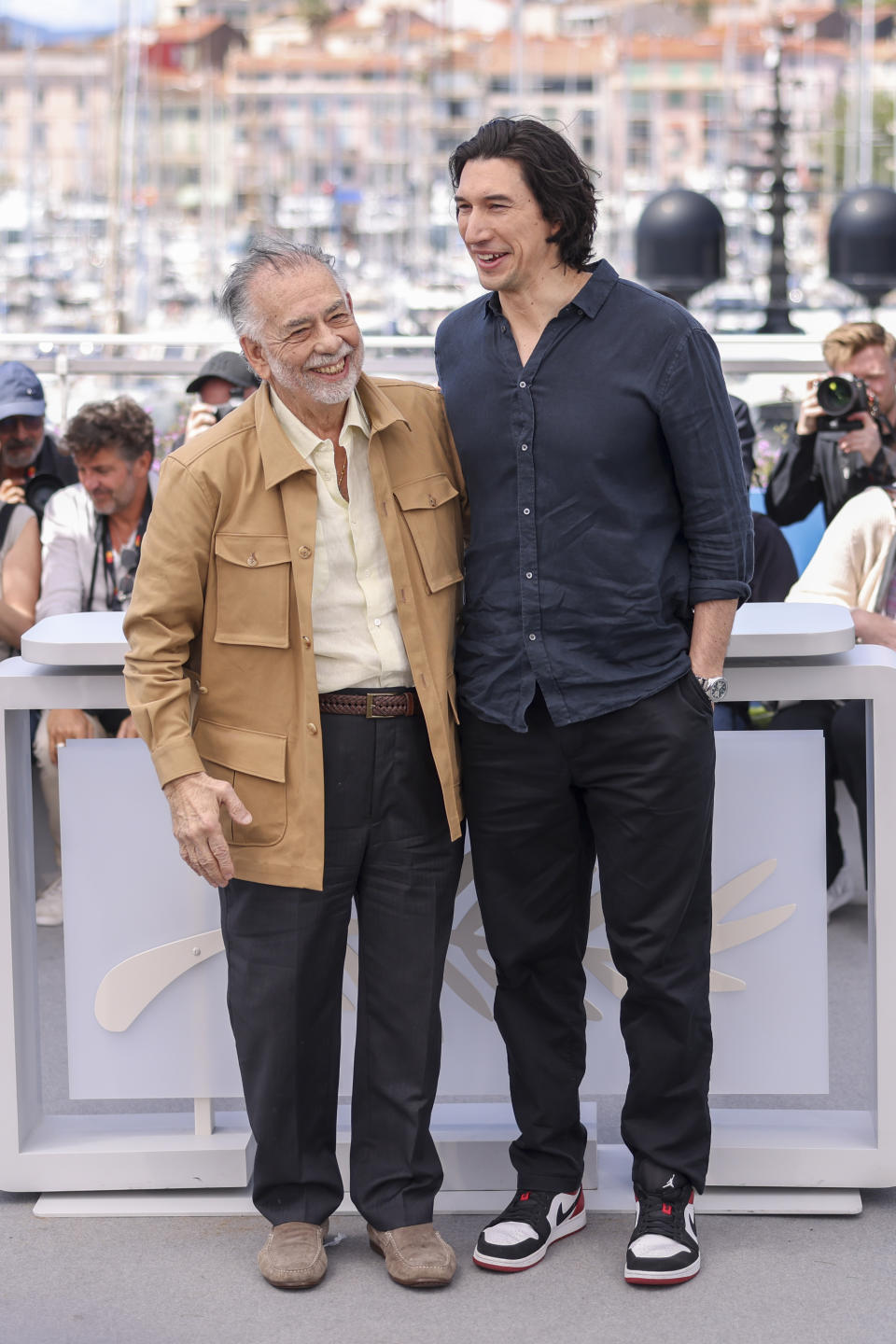 El director Francis Ford Coppola, izquierda, y Adam Driver posan en una sesión de la película "Megalopolis" en la 77a edición del Festival de Cine de Cannes en Francia el viernes 17 de mayo de 2024. (Foto Vianney Le Caer/Invision/AP)