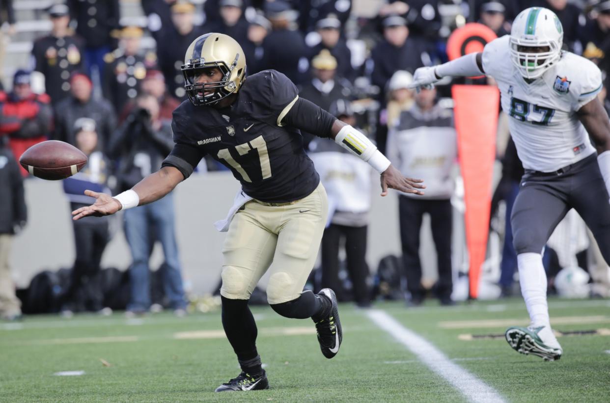 Army quarterback Ahmad Bradshaw (17) pitches the ball to a teammate during the second half of an NCAA college football game against Tulane on Saturday, Nov. 14, 2015, in West Point, N.Y. (AP Photo/Mike Groll)