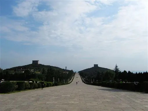 乾陵位於陝西省咸陽市西北方50公里的梁山上。（圖／翻攝百度百科）