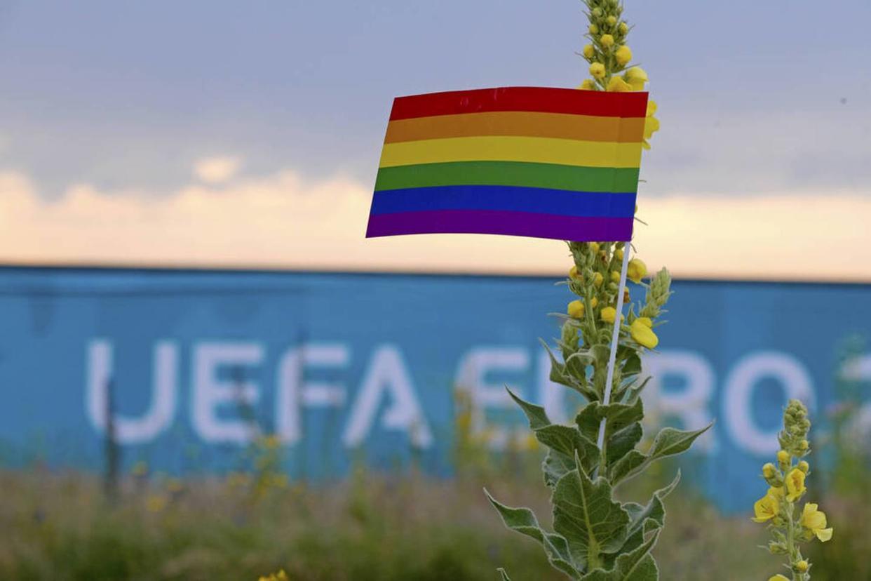 Ordner konfiszieren Regenbogen-Fahne: So reagiert die UEFA