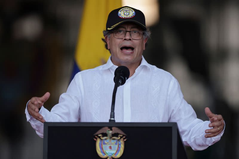 FOTO DE ARCHIVO. El presidente de Colombia, Gustavo Petro, habla durante una demostración de aviones donados por Estados Unidos a la Policía colombiana para extinguir incendios, en la Escuela de Aviación de la Policía en Mariquita, departamento del Tolima