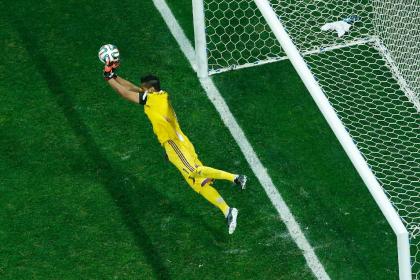 Sergio Romero stretches out to block a shot during Argentina's shootout win over the Netherlands. (AFP)