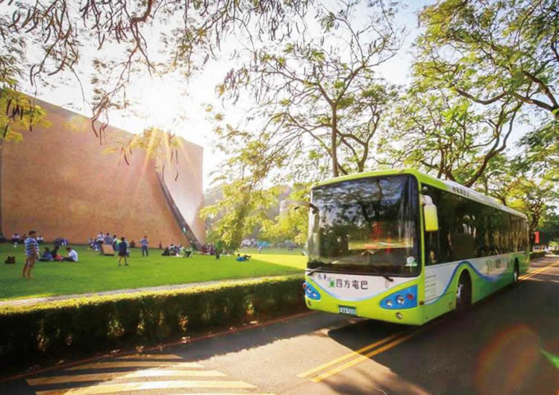  唐榮車輛轉投資四方電巴在台中市有2條路線。圖為行駛東海大學路思義教堂路線。（圖／唐榮車輛科技提供）