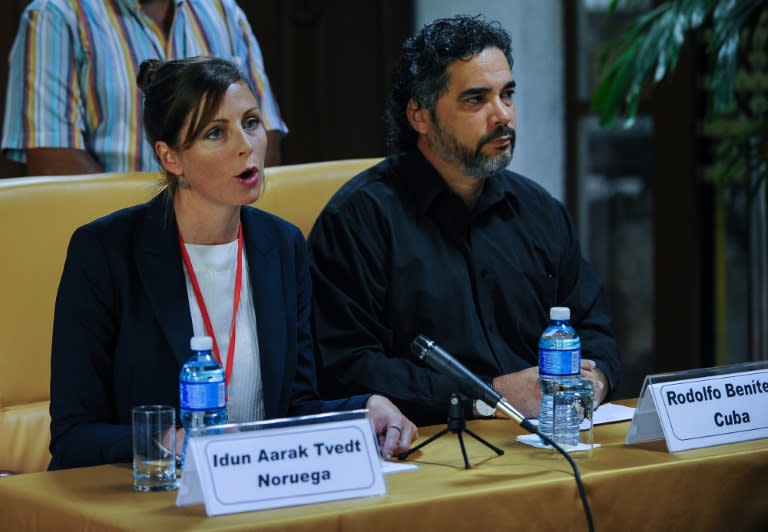 Norway guarantor Idun Aarak Tvedt (L) reads a statement by the guarantor countries --Cuba and Norway-- and the accompanying ones --Chile and Venezuela-- at the Convention Palace in Havana, on July 7, 2015, in Havana