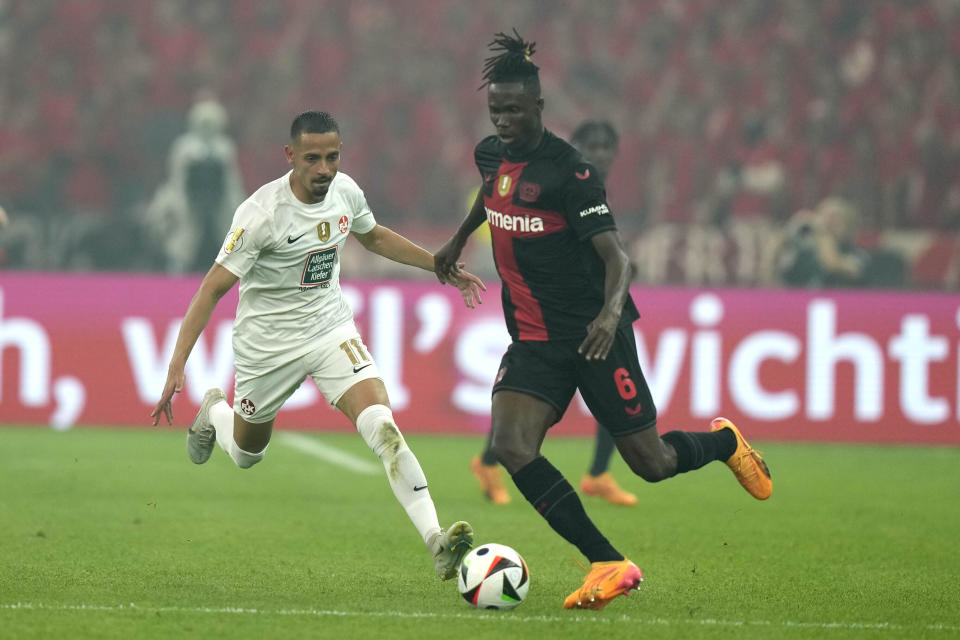 Kenny Prince Redondo Kaiserslautern y Odilon Kossounou del Bayer Leverkusen pelean por el balón en la final de la Copa de Alemania el sábado 25 de mayo del 2024. (AP Foto/Matthias Schrader)