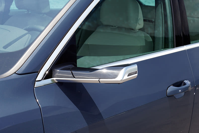 本次試駕的e-tron Sportback 55 quattro S line配有全數位虛擬後視鏡 (Audi Virtual Exterior Mirror)，所以在兩側沒有傳統的後視鏡，而是由兩具攝影機所取代，飛翼式設計也可有效降低風阻。