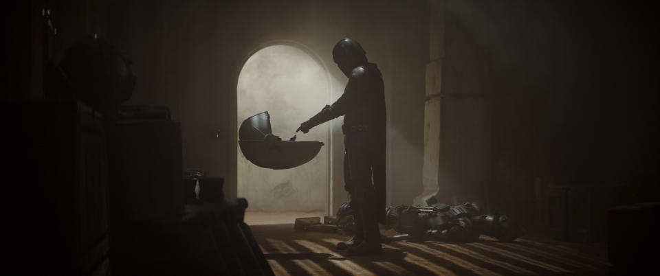 Mando senses a connection with Baby Yoda in the first episode of 'The Mandalorian' (Photo: Lucasfilm Ltd./Disney+)