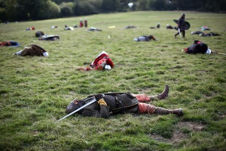 Re-enactors participate in a demonstration before a re-enactment of the the Battle of Hastings on the 950th anniversary of the battle, in Battle, Britain October 15, 2016. REUTERS/Neil Hall