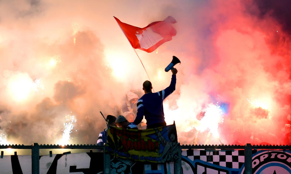 Auch einige Fans begossen sich 2017 nicht gerade mit Ruhm. Dabei waren Bengalos im Stadion noch das kleinere Übel. Absoluter Aufreger der Saison war das Länderspiel der Nationalelf in Prag, bei dem rund 200 Anhänger in "Sieg"-"Heil"-Chöre beim 2:1 durch Mats Hummels ausbrachen. (Bild-Copyright: Patrick Stollarz/Getty Images)