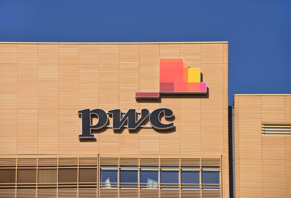 PWC steht für PricewaterhouseCoopers und ist eine der größten Wirtschaftsprüfungsgesellschaften und Unternehmensberatungen der Welt, mit Hauptsitz in Frankfurt/Main. Mit über 28 Standorten weltweit ist das Einsatzfeld der Mitarbeiter sehr vielfältig. Bei den Studenten der Wirtschaftswissenschaften landet das Unternehmen wahrscheinlich auch deshalb auf Platz zwei der Attraktivitätsskala.