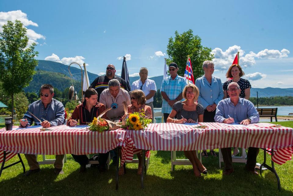 Representatives of the Secwépemc, Ktunaxa and Syilx Okanagan Nations, Canada and British Columbia join in the signing of the letter of agreement launching Bringing the Salmon Home: The Columbia River Salmon Reintroduction Initiative in Castlegar, B.C.,on July 29, 2019.