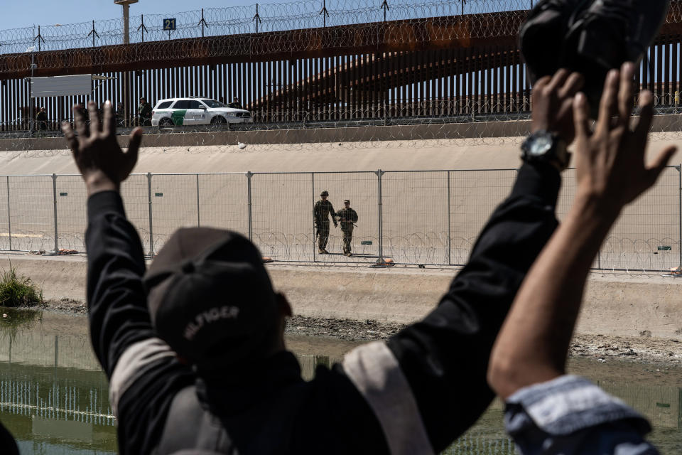 Solicitantes de asilo venezolanos en busca de refugio en Estados Unidos llegan a una frontera controlada. (Go Nakamura/The New York Times)