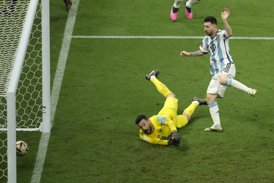 Lionel Messi, de la selección de Argentina, anota el tercer gol ante Francia en la final mundialista disputada el domingo 18 de diciembre de 2022 en Lusail, Qatar (AP Foto/Christophe Ena)