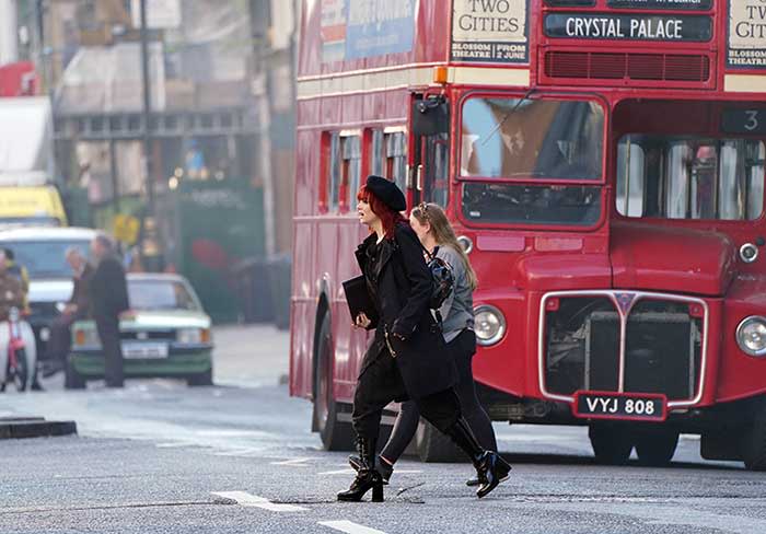 Emma Stone durante el rodaje de Cruella en Londres