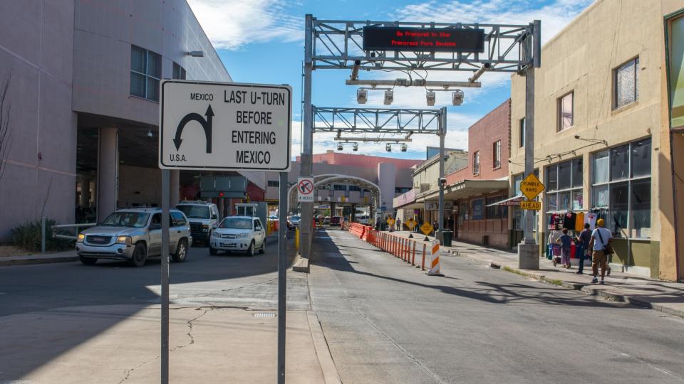 The border crossing station in Nogales, Arizona.&nbsp; (Photo: SOPA Images via Getty Images)