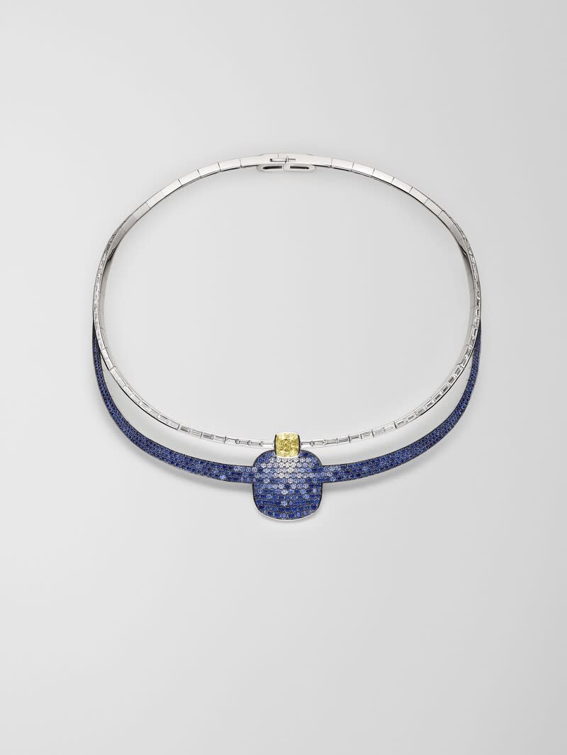MIROIR D'OMBRE 系列項鍊_白K金鑲嵌長方形切割鑽石和一顆枕形切割黃鑽(3克拉)-漸變暗影部分爲藍寶石_NT$ 16,379,000 