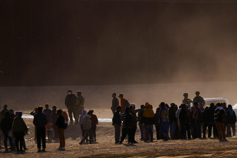 Migrantes cerca de la frontera con EEUU, al borde del río Bravo/ REUTERS/Jose Luis Gonzalez