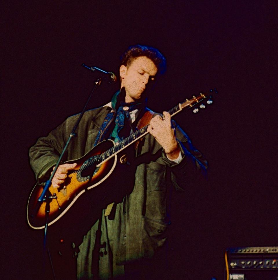 Gary Kemp performing at a 1986 Red Wedge concert in Manchester