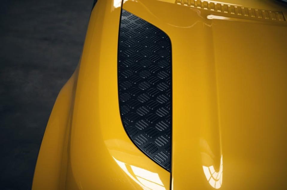 車身顏色為Sunbeam Yellow，並配有黑色的防滾籠、引擎蓋板和側面進氣口等。裝備了手工製作的布質頂蓬，並可電動開關。