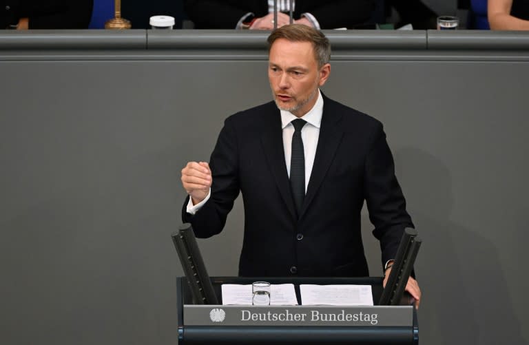 Bei der Einbringung des Haushaltsentwurfs für das kommende Jahr in den Bundestag hat Bundesfinanzminister Christian Lindner (FDP) seinen Sparkurs gegen Kritik verteidigt. Die Union verwies auf die Uneinigkeit der "Ampel" in der Haushaltspolitik. (John MACDOUGALL)