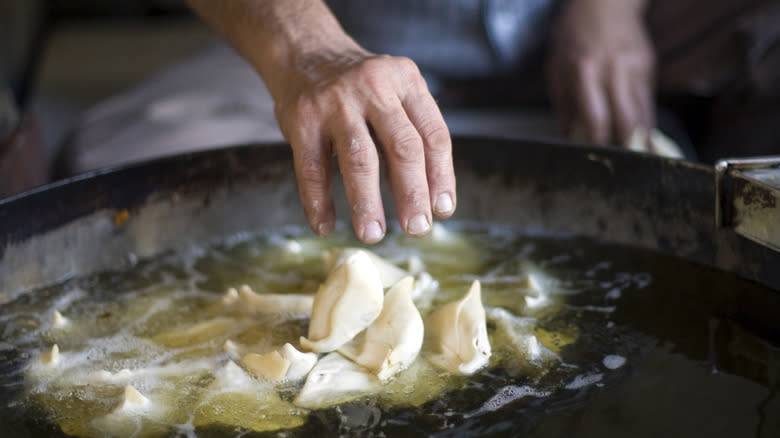 Man frying samosas in Delhi