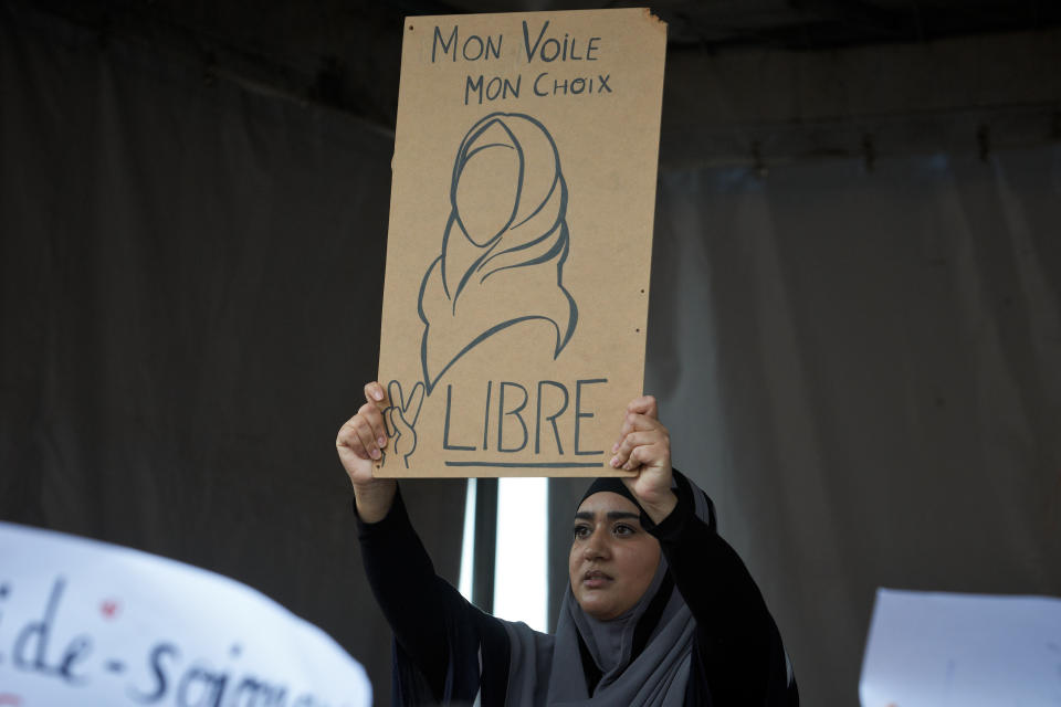 "Mein Schleier, meine Entscheidung" - in Frankreich gehen Muslime immer wieder gegen Diskriminerung auf die Straße, hier im Oktober 2019 in Toulouse (Bild: Alain Pitton/NurPhoto via Getty Images)