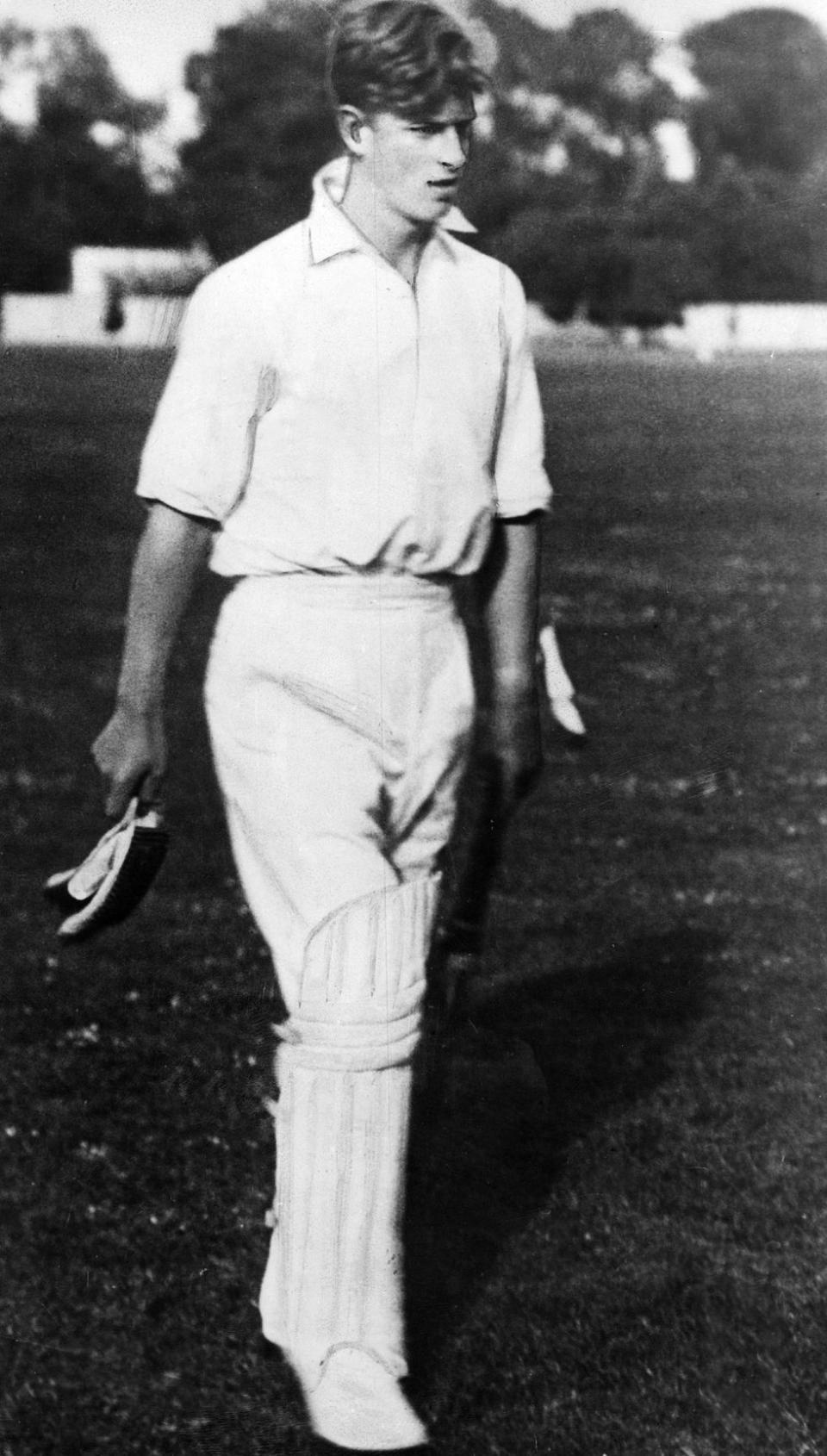<h3>1939</h3><p>菲利浦親王在Gordonstoun寄宿學校打板球。</p><cite>Getty Images</cite>