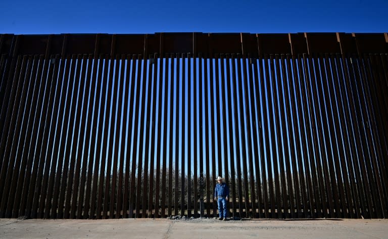 El ganadero John Ladd en la frontera entre EEUU-México, el 17 de abril de 2024. (Frederic J. BROWN)