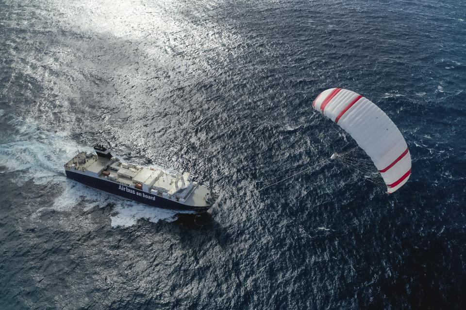 Una foto que proporcionó Maxime Horlaville/polaRYSE/Airseas muestra una embarcación equipada con una vela parecida a un cometa que fabricó la empresa francesa Airseas, en el océano Atlántico. (Maxime Horlaville/polaRYSE/Airseas vía The New York Times)