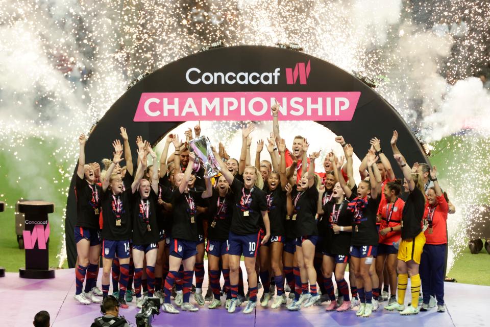 The USWNT receives the trophy after winning the2022 Concacaf W Championship.