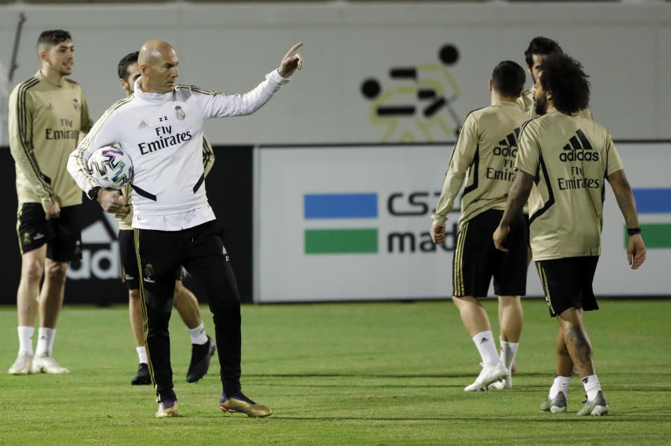 El francés Zinedine Zidane, técnico del Real Madrid, da indicaciones durante un entrenamiento en Yeda, Arabia Saudí, el sábado 11 de enero de 2020 (AP Foto/Amr Nabil)