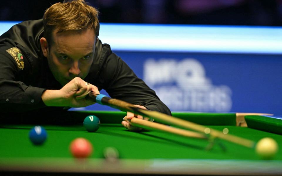 Ali Carter lines up a pot